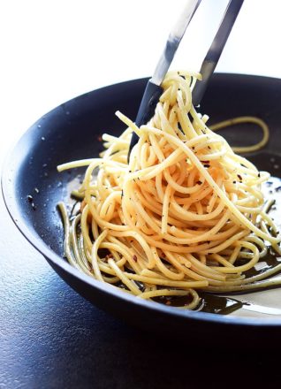 é peperoncino，或“大蒜、油和胡椒意大利面”是一种经典的意大利美食。这道意大利经典仅需15分钟!