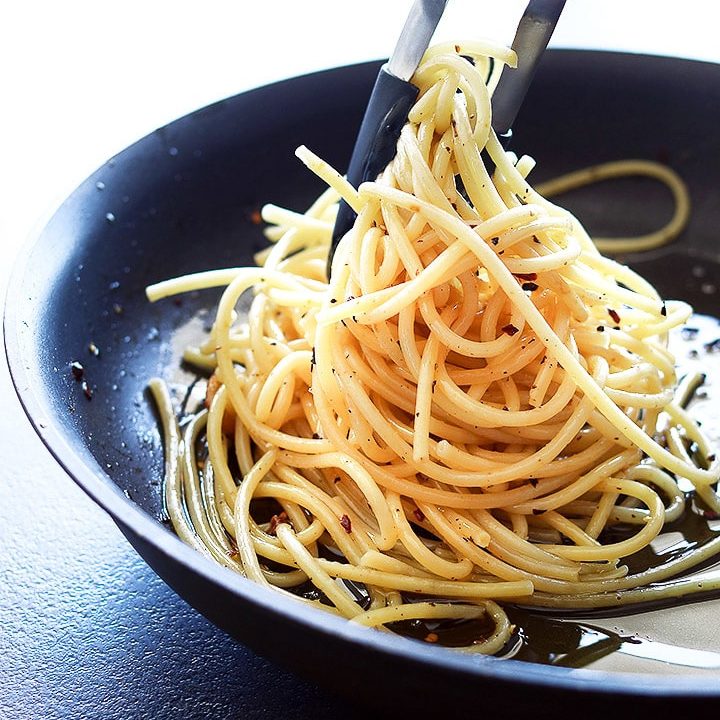 意大利面条，即“大蒜、油和胡椒通心粉”是意大利经典的爽心美食。这款意大利经典只需要15分钟!