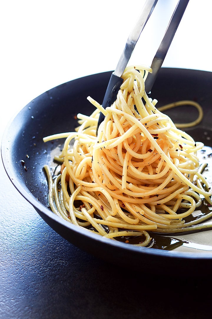 意大利面条，即“大蒜、油和胡椒通心粉”是意大利经典的爽心美食。这款意大利经典只需要15分钟!