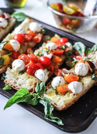 Caprese Ciabatta Toast，轻松晚餐的Ciabatta面包，顶部有一个新鲜的caprese沙拉！