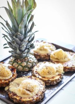 烤菠萝，芒果香蕉，美味的奶油，配上新鲜的椰子和波旁酱汁，一个新鲜美味的热带夏日美食!