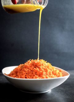 蜂蜜柑橘胡萝卜沙拉，新鲜的，季节性的配菜或沙拉顶部制作的新鲜胡萝卜丝和自制的蜂蜜柑橘百里香调味汁。