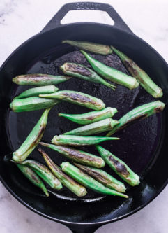 用铸铁煎锅炒秋葵。