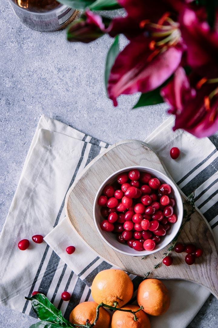 桌上放着一碗蔓越莓，还有花