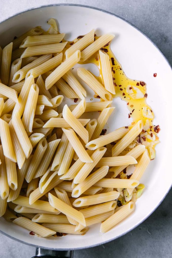 意大利通心粉在平底锅中加入辣味橄榄油