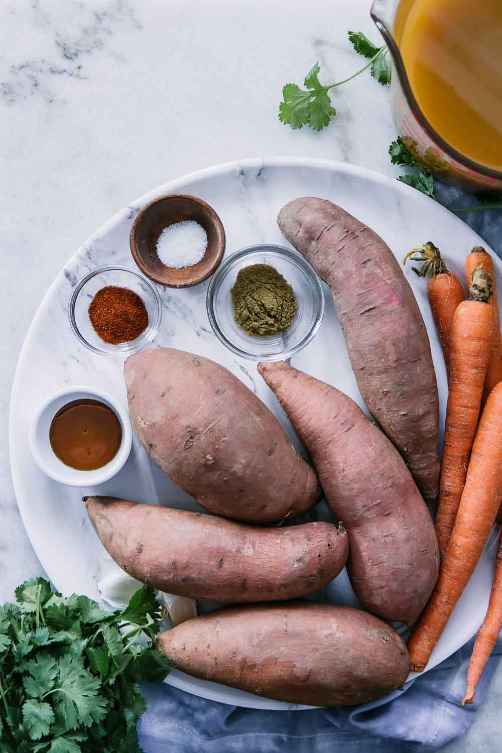 地瓜，胡萝卜，蔬菜汤，香料和草药，制成一个简单的速溶锅红薯汤GydF4y2Ba