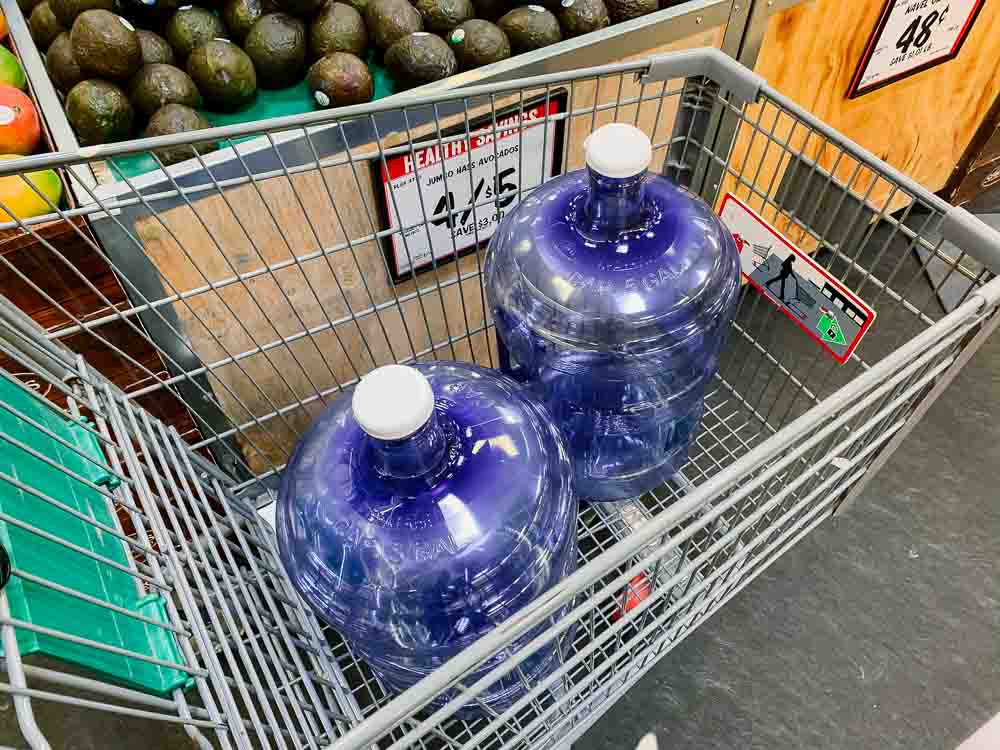 两个5加仑的水瓶装在购物篮里