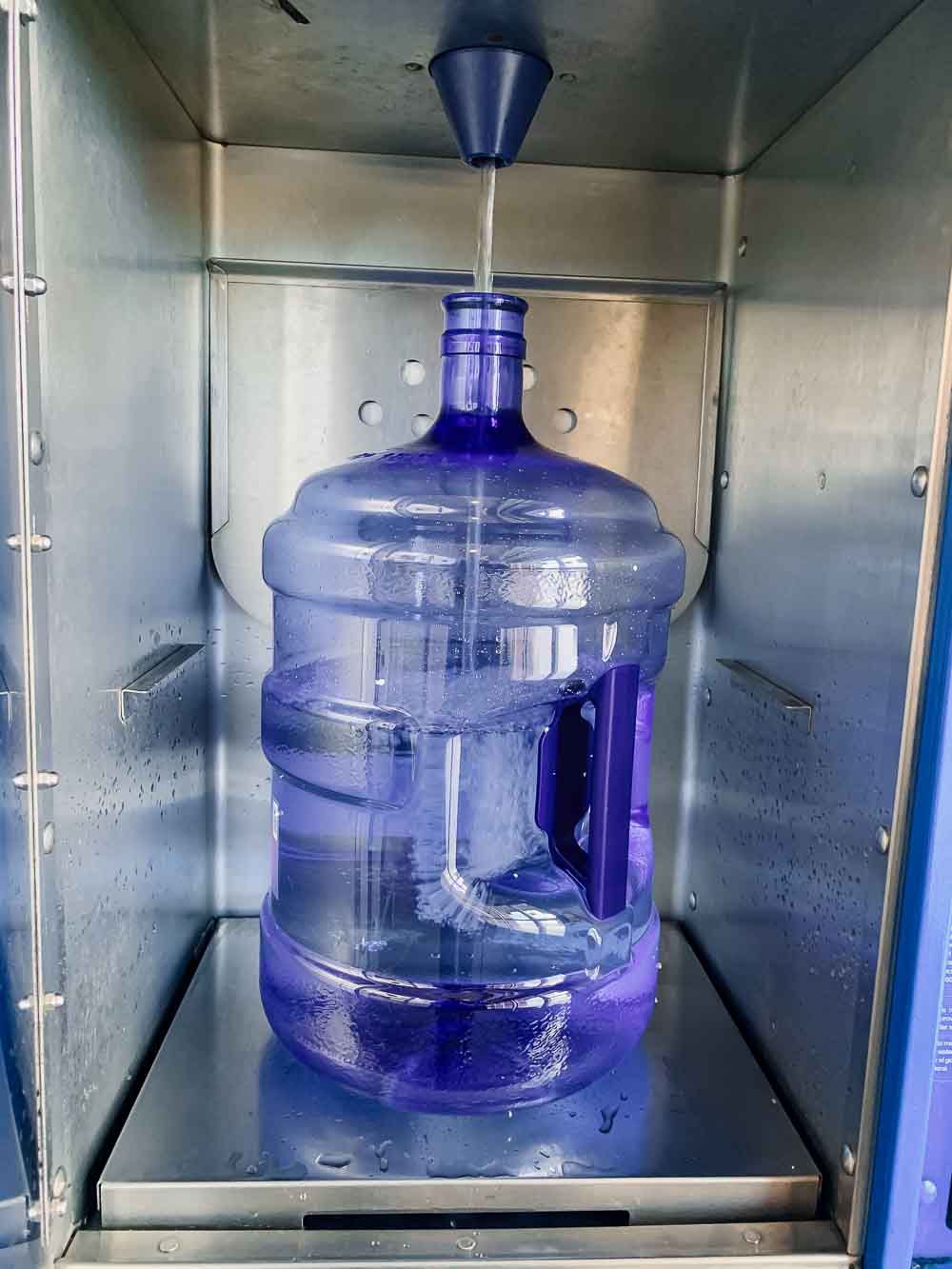在Primo冰川水补充站的可重新填充的5加仑水瓶
