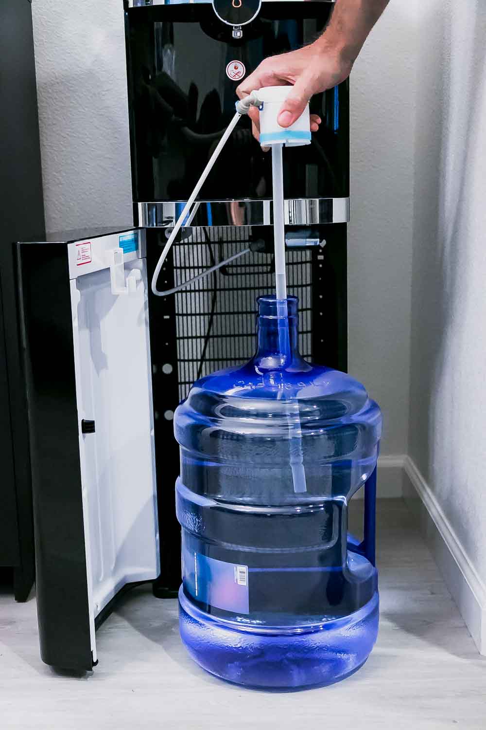 一个5加仑的水瓶连在一台高级饮水机上