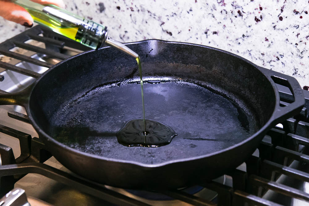 油滴在铸铁煎锅上