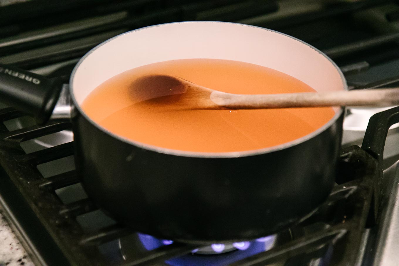 在炉子上用木勺盛满水和苹果醋卤水的小酱锅gydF4y2Ba