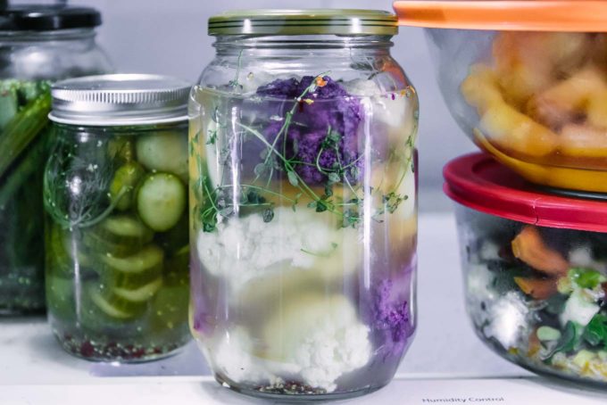 冰箱里的一罐腌菜花