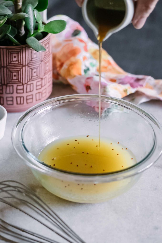 把枫糖浆倒入一个玻璃碗用油和醋