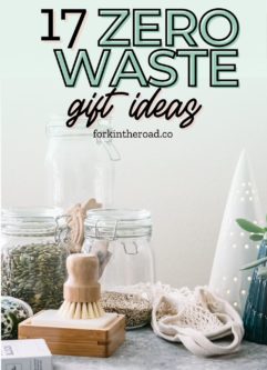 可重复使用的洗碗刷，玻璃食品储存罐和可重复使用的购物袋在桌子上与假日树装饰