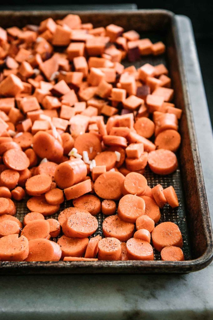将胡萝卜切成片，红薯切成片放在烤盘上