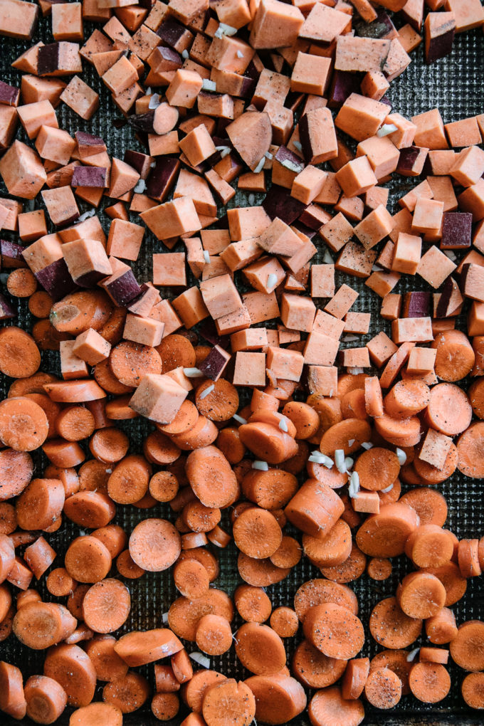 红薯切成小方块，胡萝卜切成片放在砧板上