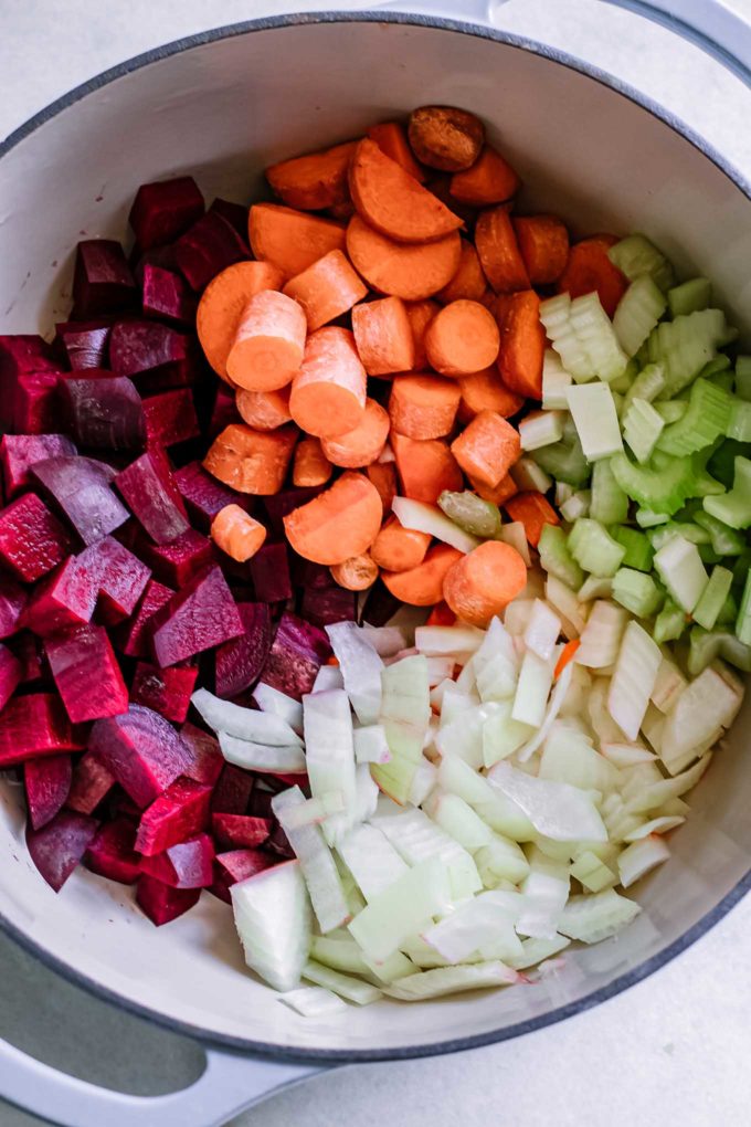 切成小块甜菜，胡萝卜，芹菜和洋葱在汤锅里