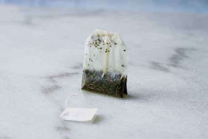 在白色大理石台面上使用的茶袋