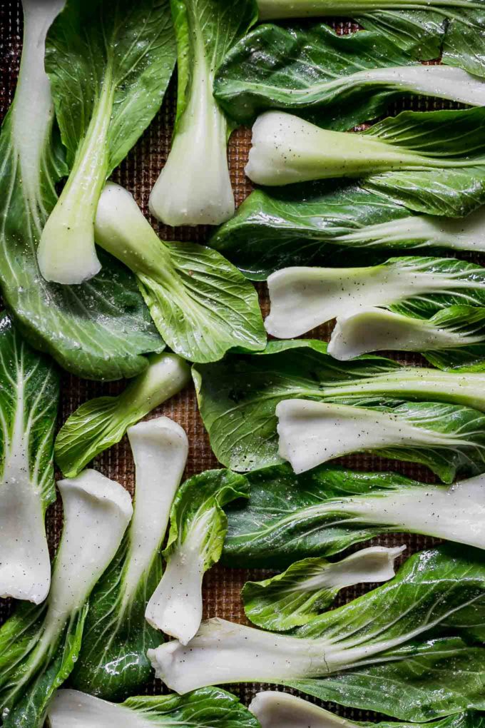 生白菜叶放在烤盘上