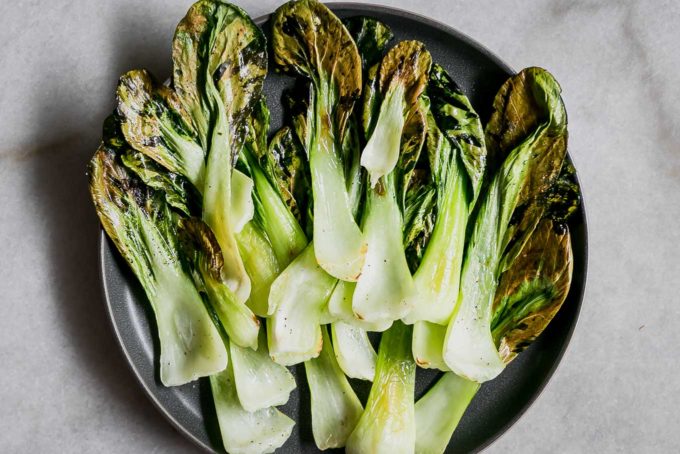 蓝色盘子里有白菜片