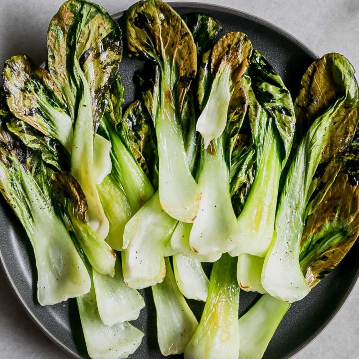 蓝色盘子里有白菜片