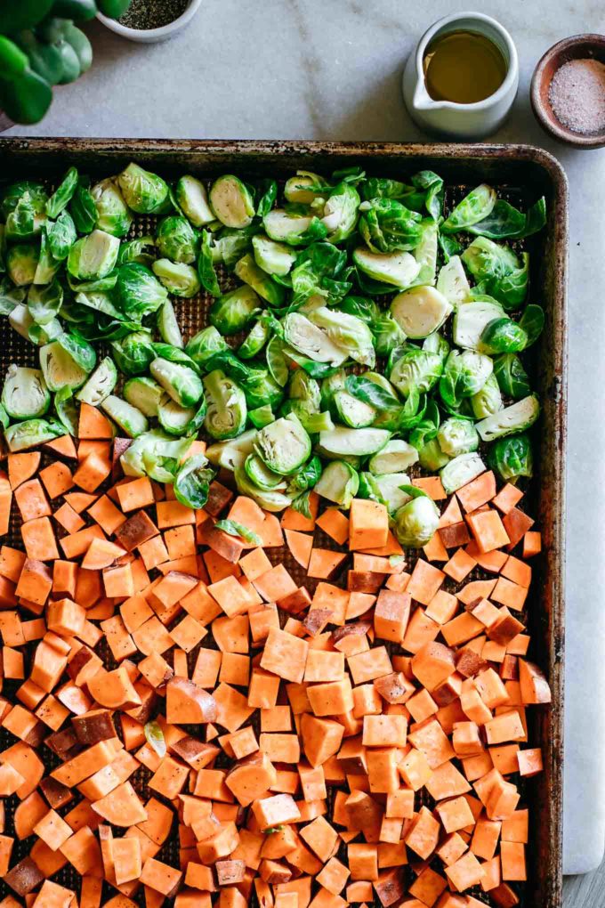 切碎的未加工的蔬菜安排在烤板上