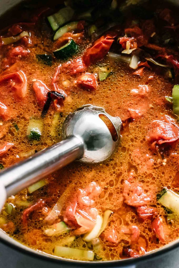 番茄汤锅里的浸泡式搅拌器