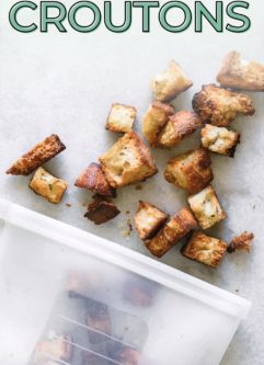一张硅冷冻袋的照片，里面装满了冷冻的面包丁和文字
