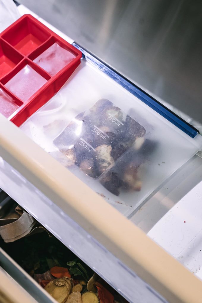冷冻抽屉里装满了油炸面包丁的硅胶冷冻袋