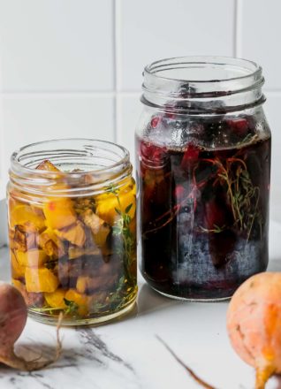 红色和金甜菜在挑选罐子里用草药和盐水
