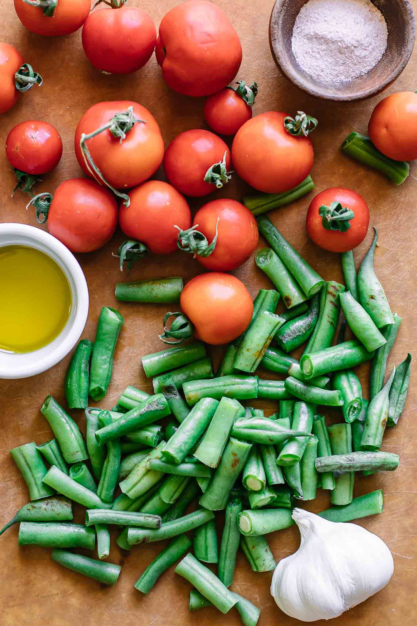 切成薄片的西红柿和绿豆在切菜板上GydF4y2Ba