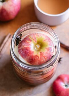 把苹果切片放入放入腌制罐中的卤水中，放在木桌上，与整只苹果和几碗醋放在一起