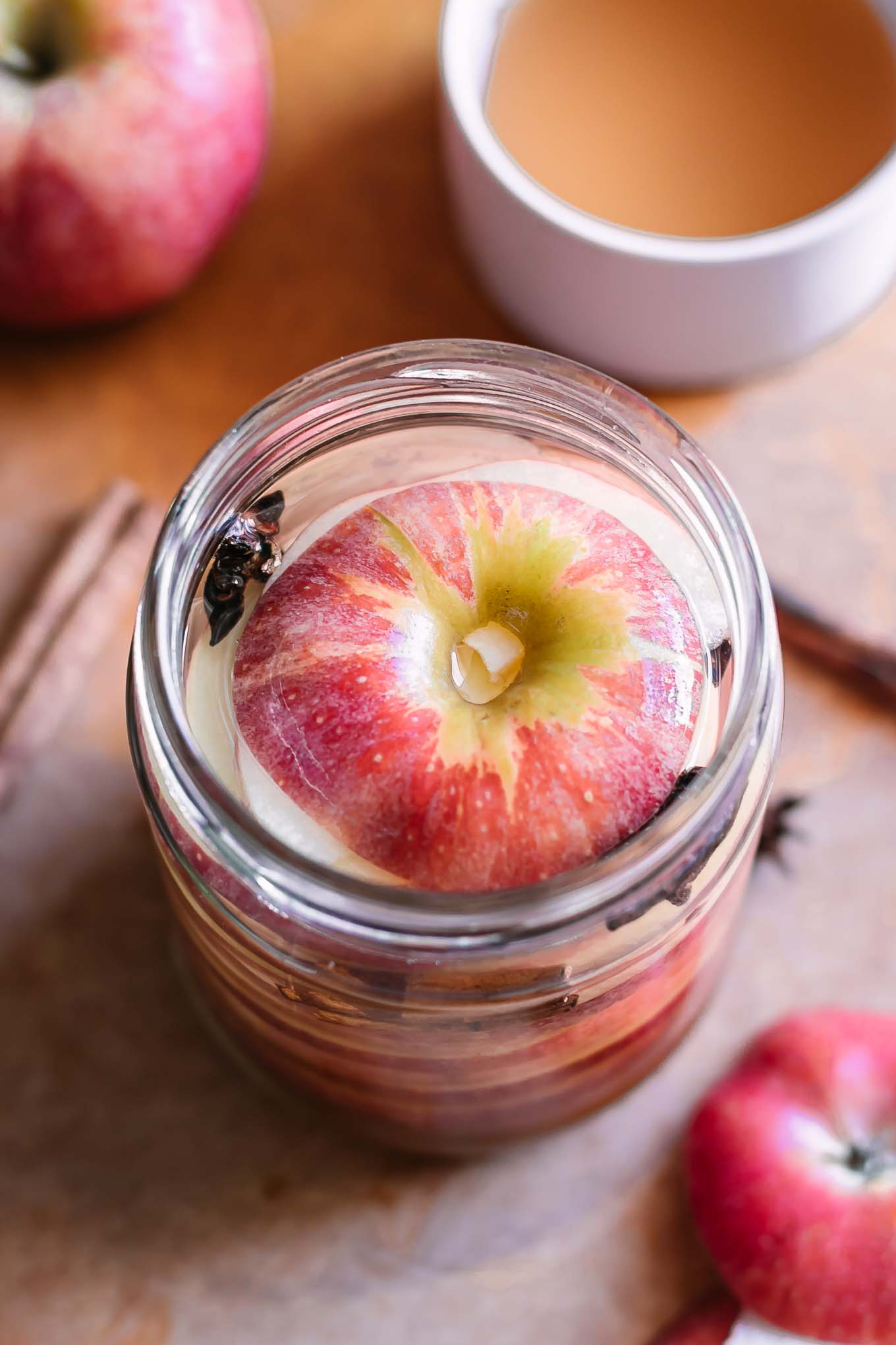 把苹果切片放入放入腌制罐中的卤水中，放在木桌上，与整只苹果和几碗醋放在一起gydF4y2Ba