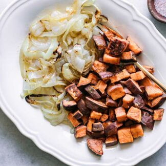 烤红薯和洋葱配白色小菜和金叉子gydF4y2Ba